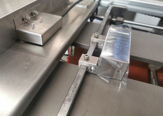 Semi Automatic Servo Feeding Overwrapper Machine Flat Seal Tray