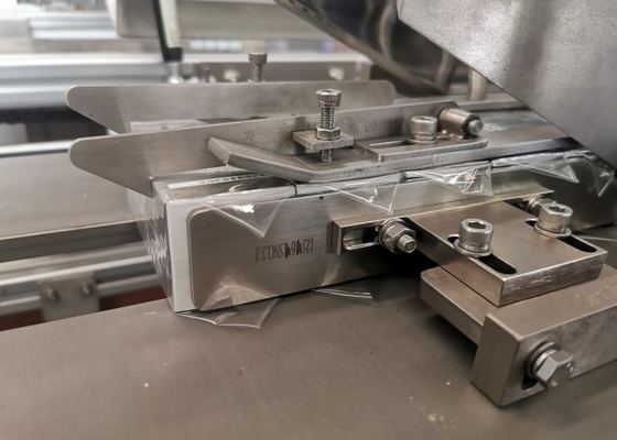 Semi Automatic Servo Feeding Overwrapper Machine Flat Seal Tray